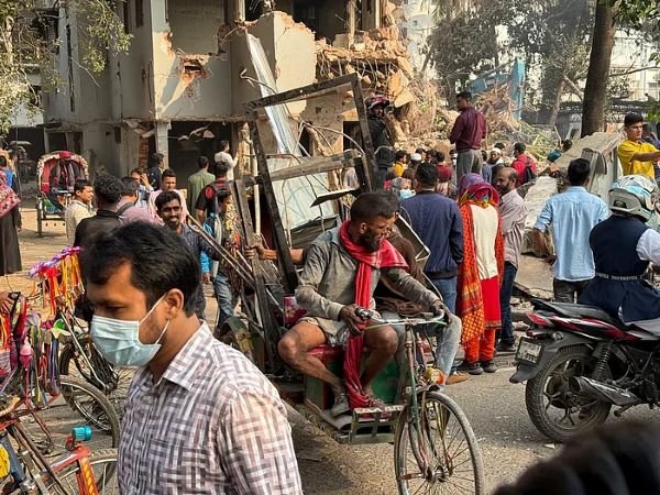 ধানমন্ডি ৩২ নম্বর: যে যা পাচ্ছেন নিয়ে যাচ্ছেন